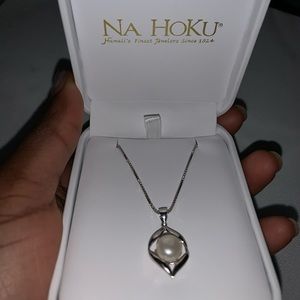 White gold pearled necklace